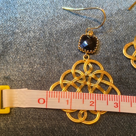 Elegant Gold Filigree Earrings with Black Onyx Stones. - Picture 5 of 7